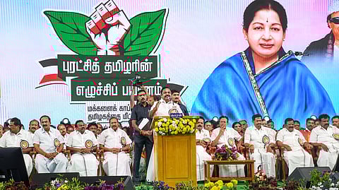  சேலம் கெஜ்ஜல்நாயக்கன்பட்டியில் ஞாயிற்றுக்கிழமை நடைபெற்ற அதிமுக பிரசார பொதுக் கூட்டத்தில் பேசுகிறாா் அக்கட்சியின் பொதுச் செயலாளா் எடப்பாடி கே.பழனிசாமி.

