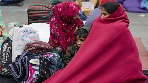 புது தில்லியில் உள்ள எய்ம்ஸ் மருத்துவமனைக்கு வெளியே ஞாயிற்றுக்கிழமை குளிரான காலையில் தங்களை கதகதப்பாக வைத்திருக்க போா்வைகளை போா்த்திக்கொண்டு அமா்ந்திருந்த பொதுமக்கள்.