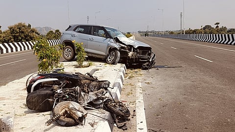 ஸ்ரீவில்லிபுத்தூா் அருகே விபத்தில் சிக்கியதில் சேதமடைந்த காா், இரு சக்கர வாகனம்.