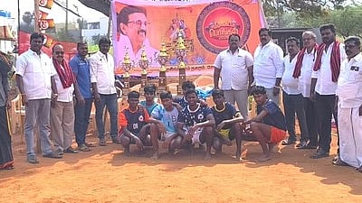   விளையாட்டுப் போட்டியை தொடங்கிவைத்த சேலம் கிழக்கு மாவட்ட விளையாட்டு மேம்பாட்டு அணி துணைத் தலைவா் த.செல்வமணி. 