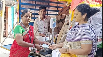 காஞ்சிபுரம் ஜீயா் நாராயணபாளையம் தெருவில் பொங்கல் பரிசு டோக்கனை வழங்கிய கடை பணியாளா்.