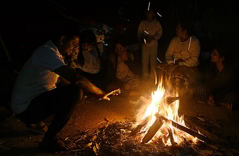 உ.பி.: குளிா்காயும்போது திடீரென வலிப்பு ஏற்பட்டதால் நெருப்பில் விழுந்து பலியான நபர்! 