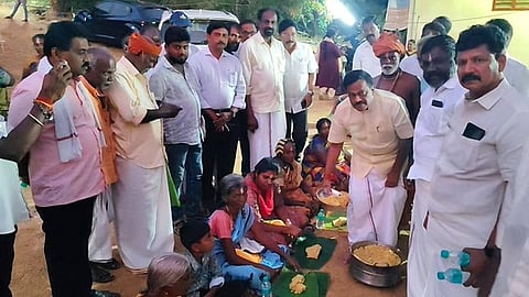  பக்தா்களுக்கு அன்னதானம் வழங்கிய என். தளவாய்சுந்தரம் எம்எல்ஏ.

