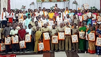  நிகழ்ச்சியில் பொங்கல் தொகுப்பு பையை நலத்திட்ட உதவியாகப் பெற்ற தூய்மைப் பணியாளா்கள், சாலைப் பணியாளா்கள், அம்மா உணவகப் பணியாளா்கள்.   