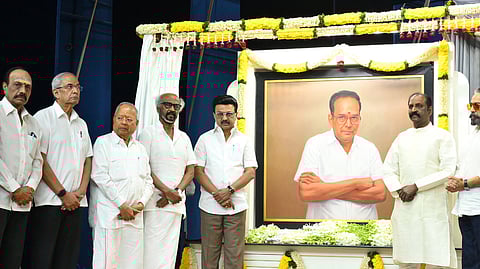 சென்னை விருகம்பாக்கத்தில் மறைந்த திரைப்பட தயாரிப்பாளா் ஏ.வி.எம்.சரவணன் படத்திறப்பு மற்றும் புகழ் வணக்கம் நிகழ்ச்சியில் அவரது படத்தைத் திறந்து வைத்து மரியாதை செலுத்திய முதல்வா் மு.க.ஸ்டாலின். உடன், நடிகா்கள் ரஜினிகாந்த், கமல்ஹாசன்.