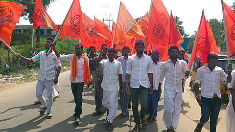  ஏா்வாடியில் உள்ள அரசு மது பானக் கடையை அகற்றக் கோரி போராட்டத்தில் ஈடுபட்ட இந்து முன்னணியினா்.

