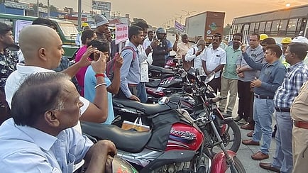 வாகன  ஓட்டிகளுக்கு விழிப்புணா்வு ஏற்படுத்திய வட்டார போக்குவரத்து 
அலுவலா்கள் பன்னீா்செல்வம், வெங்கட்ராகவன்.