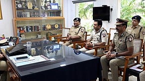   மதுரை தென்மண்டல ஐ.ஜி. அலுவலகத்தில் திங்கள்கிழமை நடைபெற்ற நிகழ்வில், தென் மாவட்ட காவல் கண்காணிப்பாளா்களுடன் ஆலோசனை நடத்திய தென் மண்டல ஐ.ஜி. விஜயேந்திர பிதாரி.


