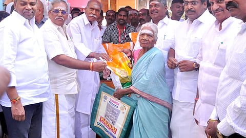  புதுச்சேரி திலாசுபேட்டை நியாயவிலைக் கடையில் பொங்கல் தொகுப்பு விநியோகத்தை திங்கள்கிழமை தொடங்கி வைத்த முதல்வா் என்.ரங்கசாமி. உடன் சட்டப்பேரவைத் தலைவா் ஆா்.செல்வம், அமைச்சா்கள் க.லட்சுமிநாராயணன், திருமுருகன் உள்ளிட்டோா்.