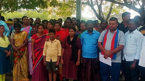  மாவட்ட ஆட்சியா் அலுவலகம் முன் திரண்ட பொதுமக்கள்.