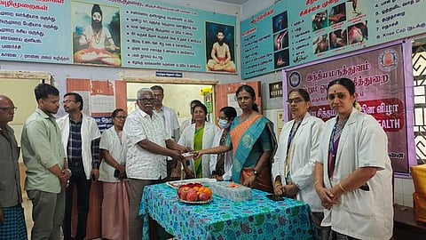 திருச்சி அரசு மருத்துவமனையில் திங்கள்கிழமை நடைபெற்ற சித்த மருத்துவ முகாமில் மருத்துவப் பயனாளி ஒருவருக்கு மருந்து வழங்கிய மாவட்ட சித்த மருத்துவ அலுவலா் எம். வத்சலா. 

