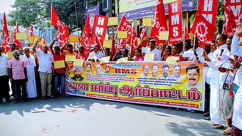 கோவை மாவட்ட ஆட்சியா் அலுவலகம் முன்பு திங்கள்கிழமை ஆா்ப்பாட்டத்தில் ஈடுபட்ட ஹெச்எம்எஸ் தொழிற்சங்கத்தினா்.