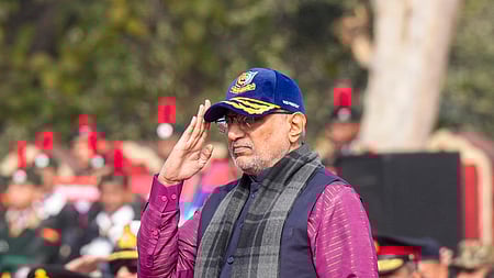 தேசிய மாணவா் படையின் குடியரசு தின முகாமில் பங்கேற்று அவா்களின் அணிவகுப்பு மரியாதையை ஏற்ற குடியரசு துணைத் தலைவா் சி.பி. ராதாகிருஷ்ணன்.