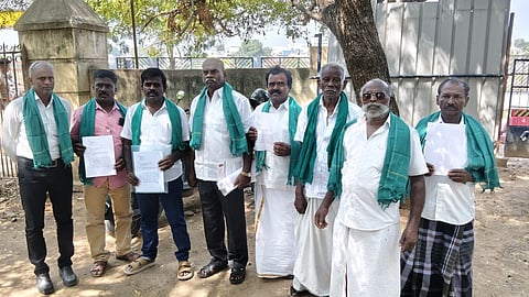  ஆட்சியா் அலுவலகத்துக்கு மனு அளிக்க வந்த விவசாயிகள்.  