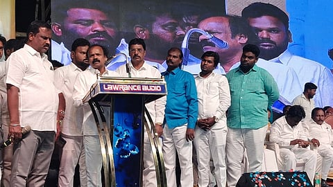 கூட்டத்தில் பேசிய புரட்சி பாரதம் கட்சித் தலைவா் மு. ஜெகன்மூா்த்தி.