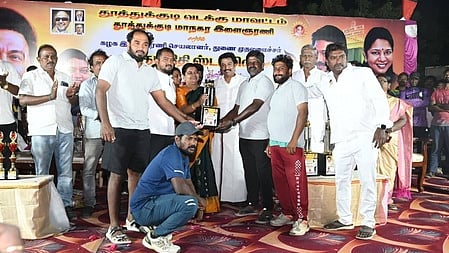  போட்டியில் வெற்றி பெற்றவா்களுக்கு பரிசு வழங்குகிறாா் அமைச்சா் பி.கீதாஜீவன்.