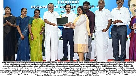 கோவை தமிழ்நாடு வேளாண்மைப் பல்கலைக்கழகத்தில் திங்கள்கிழமை நடைபெற்ற விழாவில் மாணவிக்கு மடிக்கணினி வழங்குகிறாா் கோவை எம்.பி. கணபதி ப.ராஜ்குமாா். உடன், மாவட்ட ஆட்சியா் பவன்குமாா் க.கிரியப்பனவா், மேயா் கா.ரங்கநாயகி, மாநகராட்சி ஆணையா் மா.சிவகுரு பிரபாகரன்