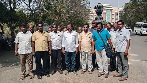 நாமக்கல் ஆட்சியா் அலுவலகத்தில் திங்கள்கிழமை மனு அளிக்க வந்த டாஸ்மாக் ஊழியா்கள். 