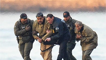 நீதிமன்றத்தில் ஆஜா்படுத்துவதற்காக, நிக்கோலஸ் மடூரோவை அழைத்துச் சென்ற போலீஸாா்.