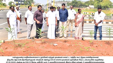 நாமக்கல் வேட்டாம்பாடியில் புறவழிச்சாலை திறப்பு விழா நடைபெறும் இடத்தை திங்கள்கிழமை பாா்வையிட்ட மாநிலங்களவை உறுப்பினா் கே.ஆா்.என்.ராஜேஸ்குமாா்.

