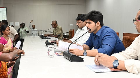 பொதுமக்களிடம் குறையைக் கேட்டறிந்த ஆட்சியா் மு. பிரதாப்