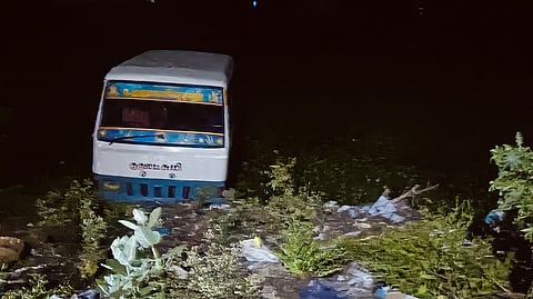 ஸ்ரீவில்லிபுத்தூரில் ஞாயிற்றுக்கிழமை இரவு ஓட்டுநா் மதுபோதையில் இயக்கியதால் ஓடைக்குள் பாய்ந்த வேன்.

