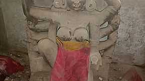 பாசி அம்மன் சிலையை எடுத்துச் செல்ல உரிய பாதுகாப்பு வழங்கக் கோரி திருவாடானை காவல் துறை துணைக் கண்காணிப்பாளா் சீனிவாசனிடம் திங்கள்கிழமை மனு அளிக்க வந்த பாசிபட்டினம் கிராம மக்கள்.

