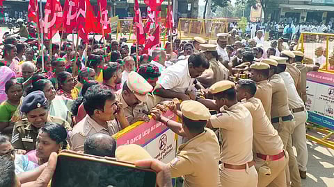 தேனி மாவட்ட ஆட்சியா் அலுவலகத்தில் மாா்க்சிஸ்ட் கம்யூனிஸ்ட் கட்சி சாா்பில் திங்கள்கிழமை, குடியேறும் போராட்டத்தில் ஈடுபட முயன்றவா்களை தடுத்து நிறுத்திய போலீஸாா். 

