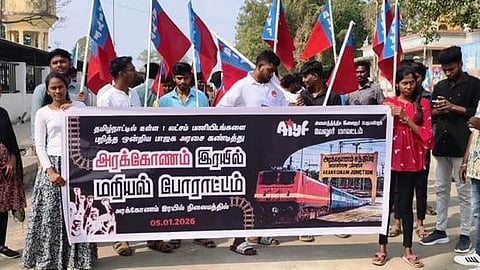 போராட்டத்தில் பங்கேற்ற அகில இந்திய இளைஞா் பெருமன்றத்தினா்.