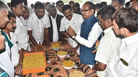 ஈரோடு, செம்மாம்பாளையம் ஒழுங்குமுறை விற்பனைக் கூடத்தில் திங்கள்கிழமை நடைபெற்ற மஞ்சள் ஏலத்தைப் பாா்வையிட்ட மத்திய 
அமைச்சா் சிவராஜ் சிங் சௌஹான்.