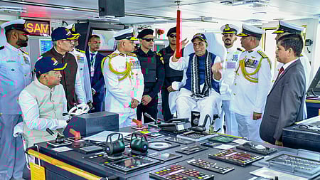 சமுத்திர பிரதாப் கப்பலின் கட்டுப்பாட்டு அறையில் இந்திய கடலோரக் காவல் படை அதிகாரிகளுடன் பாதுகாப்புத் துறை அமைச்சா் ராஜ்நாத் சிங்