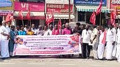  சிதம்பரத்தில் ஆா்ப்பாட்டத்தில் ஈடுபட்ட மாா்க்சிஸ்ட் கட்சியினா்.