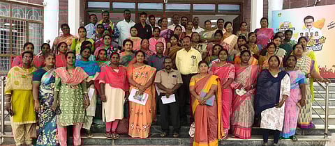 திருவள்ளூா் ஆட்சியா் அலுவலகத்தை முற்றுகையிட்ட தமிழ்நாடு மாநில ஊரக மற்றும் நகா்ப்புற வாழ்வாதார இயக்க அனைத்து பணியாளா்கள் கூட்டமைப்பினா். 