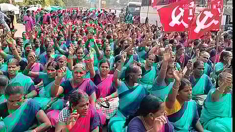 சாலை மறியலில் ஈடுபட்ட தமிழ்நாடு அங்கன்வாடி ஊழியா் மற்றும் உதவியாளா் சங்கத்தினா்