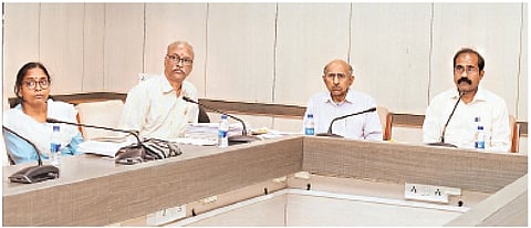 தில்லியில் நடைபெற்ற காவிரி நீர் மேலாண்மை ஆணையத்தின் 47-ஆவது கூட்டத்தில் சென்னை தலைமைச் செயலகத்திலிருந்து காணொலி காட்சி வாயிலாக கலந்து கொண்ட தமிழ்நாடு உறுப்பினர் மற்றும் நீர்வளத் துறை அரசுச் செயலர் ஜெ.ஜெயகாந்தன், காவிரி தொழில்நுட்பக் குழுமத்தின் தலைவர் இரா.சுப்பிரமணியன் உள்ளிட்டோர்.

 