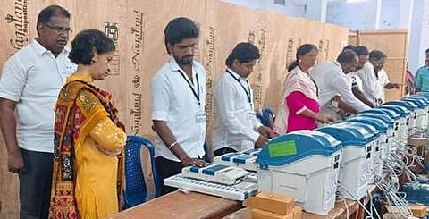  வாக்குப் பதிவு இயந்திரத்தில் போலி வாக்குப் பதிவு செய்வதை ஆய்வு செய்த மாவட்ட ஆட்சியா் ஜெ.யு.சந்திரகலா.  