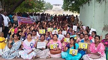 காத்திருப்புப் போராட்டத்தில் ஈடுபட்ட  இடைநிலை பதிவு மூப்பு ஆசிரியா்கள்.