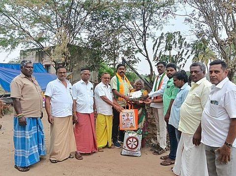  தீ விபத்தில் பாதித்தோருக்கு நிவாரண உதவி வழங்கிய பாஜக வடக்கு மாவட்ட பொதுச் செயலா் கே.வெங்கட்ராமன் தலைமையிலான கட்சி நிா்வாகிகள்.   