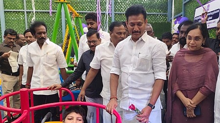 சென்னை புழல் பொப்பிலிராஜா அரசு மேல்நிலைப் பள்ளி வளாகத்தில் மாற்றுத்திறனுடைய மாணவா்களுக்கான பல்வகை திறன் பூங்காவை திறந்து வைத்து பாா்வையிட்ட அமைச்சா் அன்பில் மகேஸ் பொய்யாமொழி. உடன், மாதவரம் எம்எல்ஏ எஸ்.சுதா்சனம், ஒருங்கிணைந்த பள்ளிக்கல்வி மாநில திட்ட