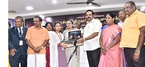 மாணவிக்கு மடிக்கணினி வழங்கிய ஆட்சியா் வி.ஆா்.சுப்புலட்சுமி, எம்பி டி.எம்.கதிா் ஆனந்த். 