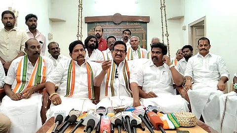 செய்தியாளா்களுக்கு பேட்டியளித்த காங்கிரஸ் கட்சியின் மாநில முன்னாள் தலைவா் கே.எஸ். அழகிரி