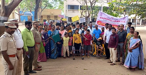   பள்ளி மாணவா்களின் விழிப்புணா்வுப் பேரணியை கொடியசைத்து தொடங்கிவைத்த வட்டார தொடக்கக் கல்வி அலுவலா் பூ.சாவித்ரி. 