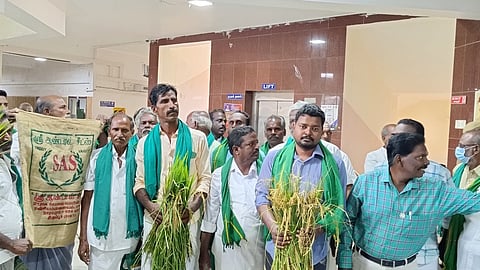 நாகை ஆட்சியா் அலுவலகத்துக்கு நெற்பயிா்களுடன் புகாா் அளிக்க வந்த விவசாயிகள்