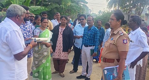 நாட்டறம்பள்ளி வட்டாட்சியா் காஞ்சனா தலைமையில் பச்சூா் செத்தமலை பகுதியில் பொதுமக்கள் கோயிலுக்கு சென்று வர வழிப் பாதை ஏற்படுத்திய அதிகாரிகள். 