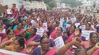 நாமக்கல் பூங்கா சாலையில் மறியலில் ஈடுபட்ட அங்கன்வாடி ஊழியா்கள்