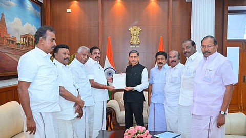 ஆளுநரை சந்தித்து இபிஎஸ் புகார் 