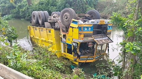 சீா்காழி அருகே புத்தூரில் சாலையோரம் உள்ள பாசன வாய்க்காலில் கவிழ்ந்த லாரி