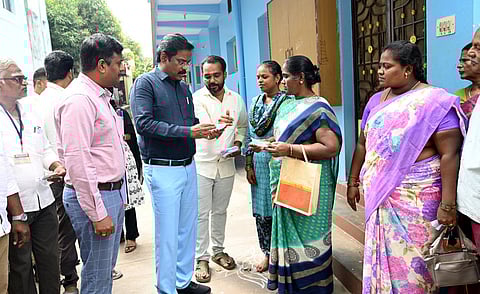 பொங்கல் பரிசுத் தொகுப்பு டோக்கன் விநியோகம் பணி: மாவட்ட ஆட்சியா் ஆய்வு