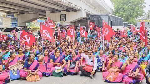 சாலைமறியலில் ஈடுபட்ட அங்கன்வாடி ஊழியா்கள்