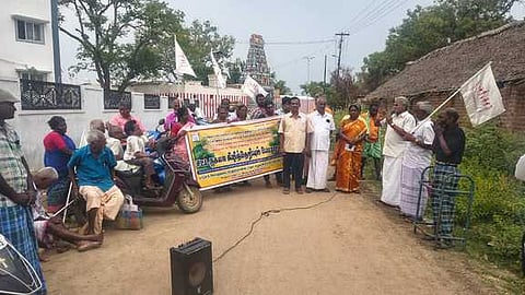 ஆா்ப்பாட்டத்தில் ஈடுபட்ட அனைத்து வகை மாற்றுத்திறனாளி சங்கத்தினா்